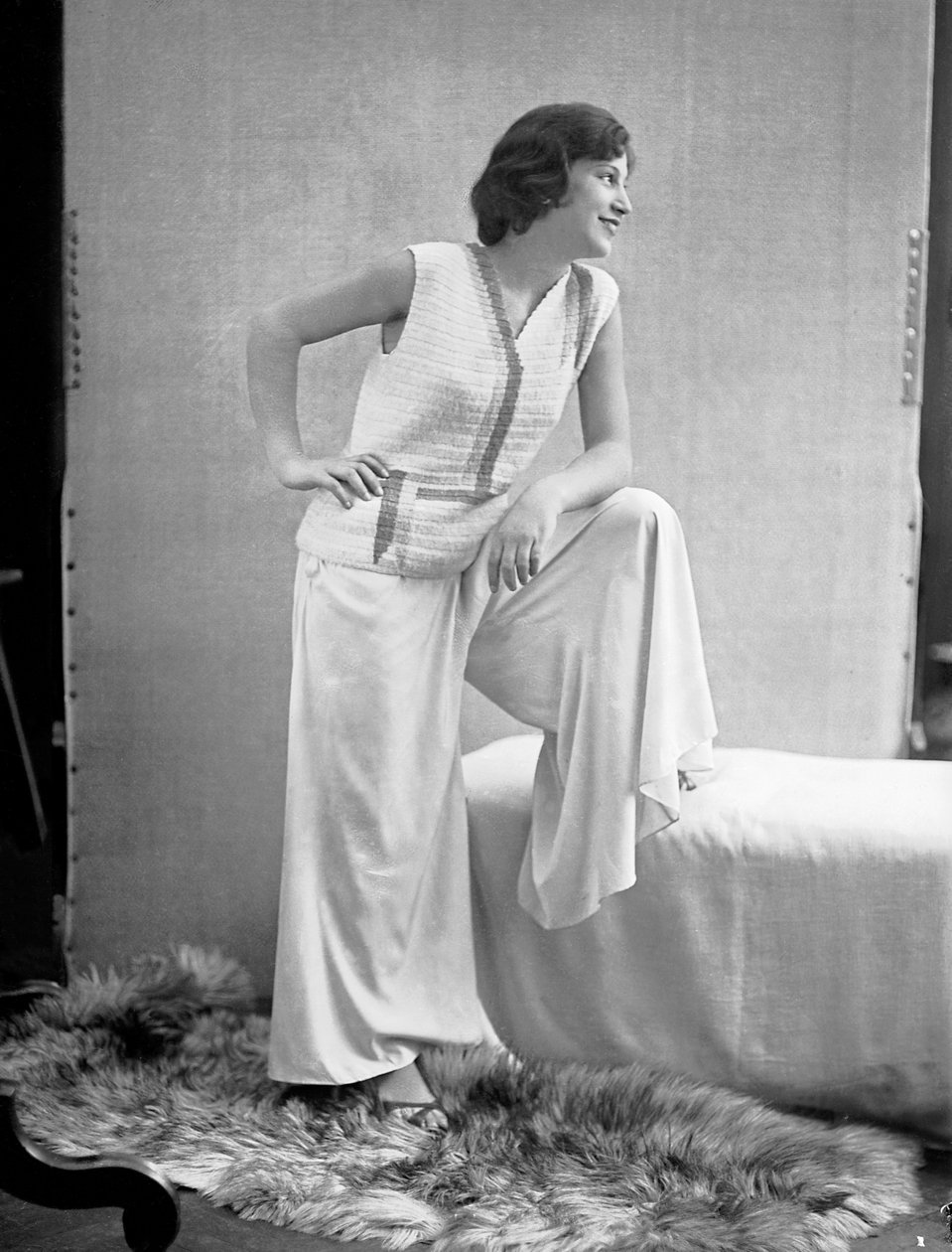 Modell in einem von Anita Pittoni entworfenen Kleid, ca. 1940 von Wanda Wulz