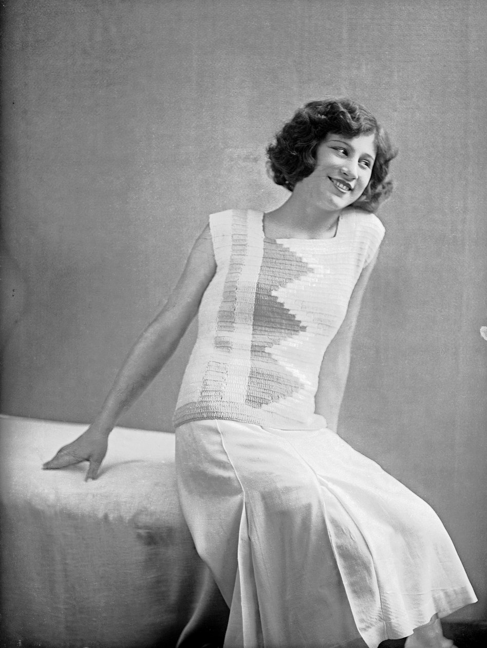 Modell in einem Kleid von Anita Pittoni, ca. 1940 von Wanda Wulz