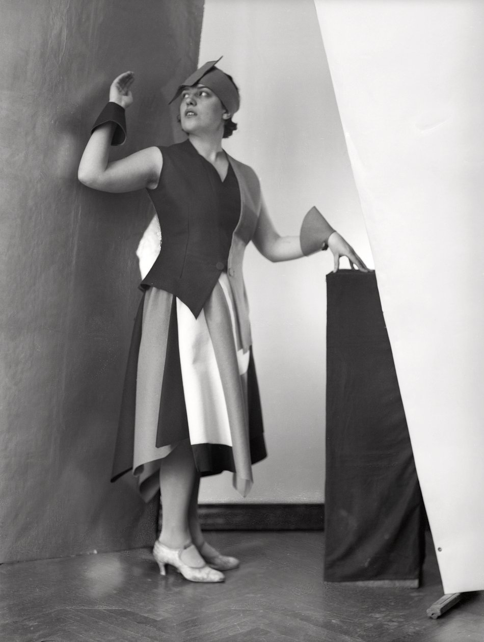 Porträt von Anita Pezzoni in einem Kleid, entworfen vom Maler Marcello Clarion von Wanda Wulz