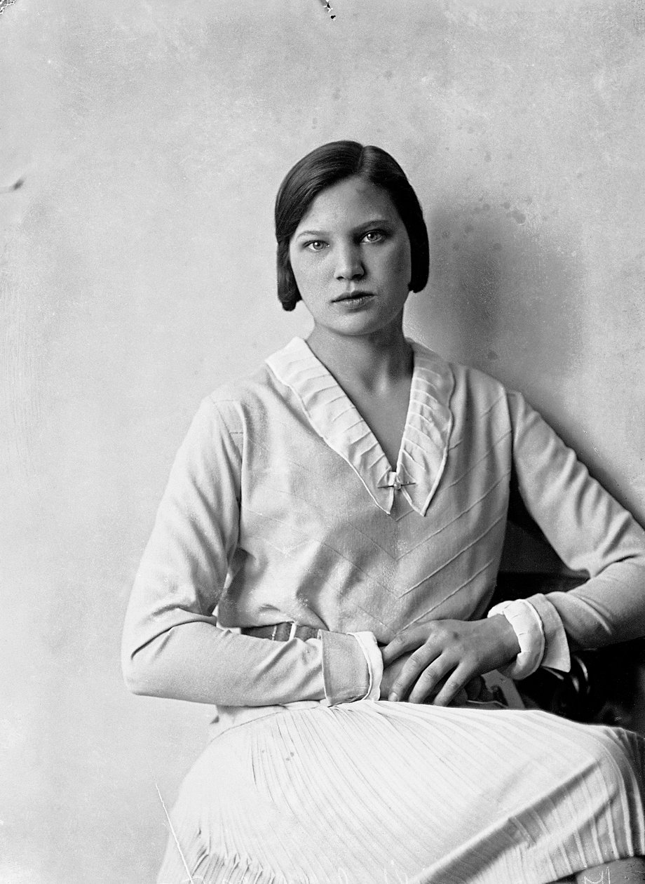 Porträt von Marion Wulz in einem Kleid von Anita Pittoni, ca. 1940 von Wanda Wulz