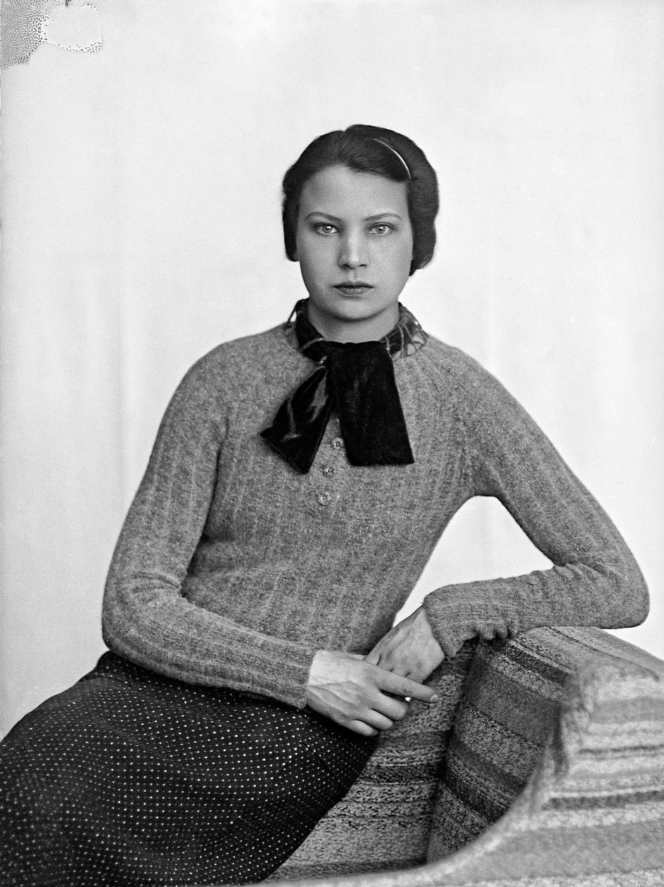 Porträt von Marion Wulz in einem Kleid von Anita Pittoni, ca. 1940 von Wanda Wulz
