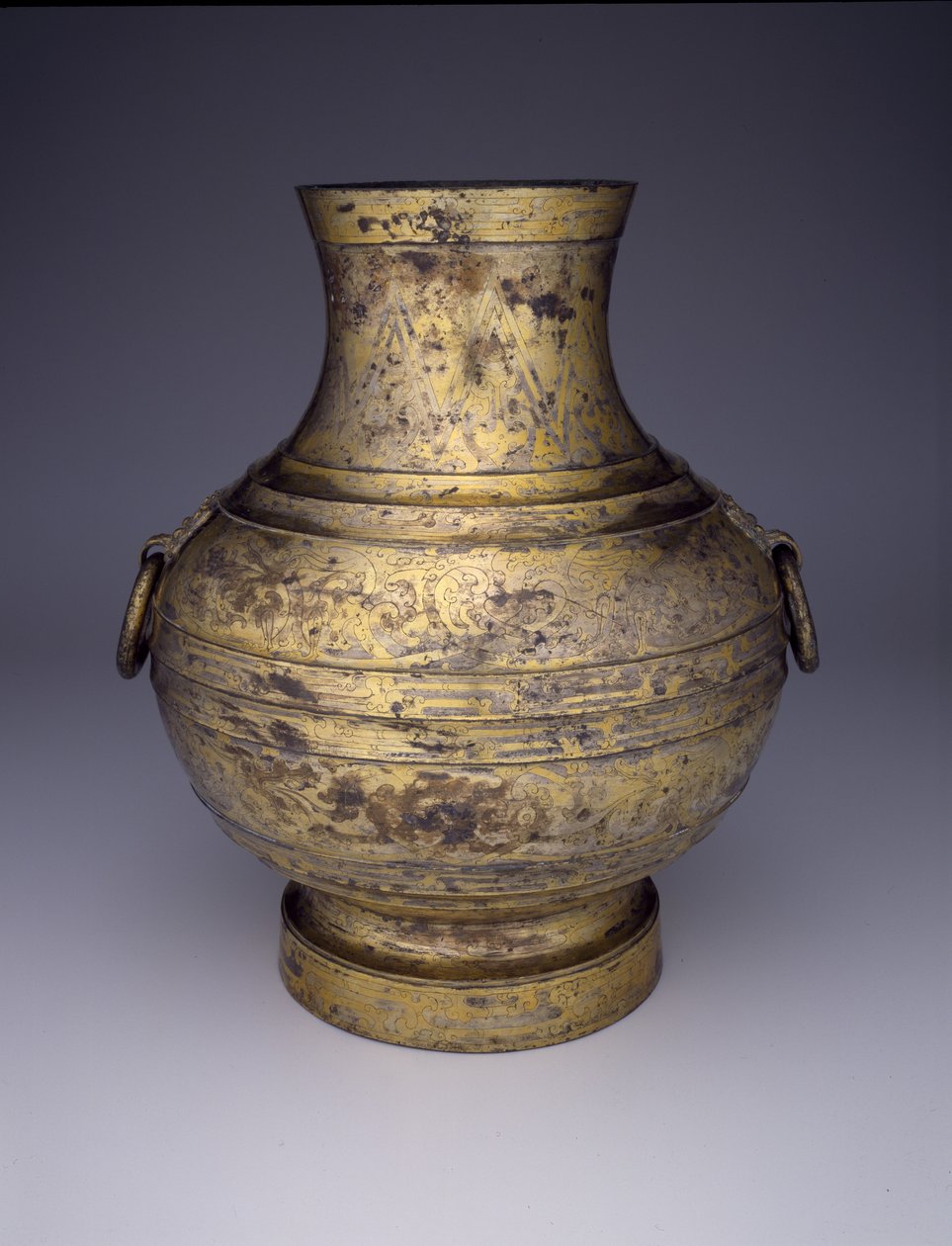 Lagergefäß (Hu oder Zhong) mit verschlungenen Drachen und stilisierten Wolken von Western Han Dynasty Chinese School