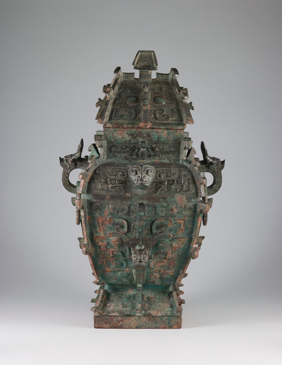 Bedecktes Weingefäß (fang lei) mit zoomorphen Masken und tierköpfigen Griffen, spätes 11. Jahrhundert v. Chr. von Western Zhou Dynasty Chinese School