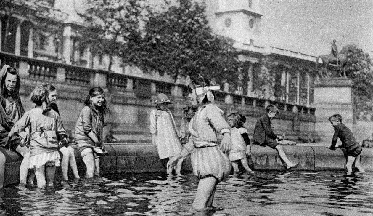 Kinder planschen in den Brunnen am Trafalgar Square, London, 1926-1927 von Whiffin