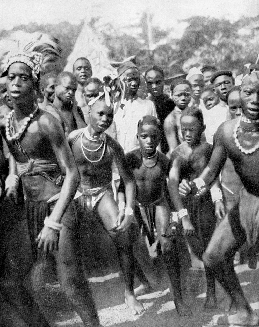 Jungentänzer als Mädchen verkleidet, Stamm der Yafouba, Westafrika, 1936 von Wide World Photos