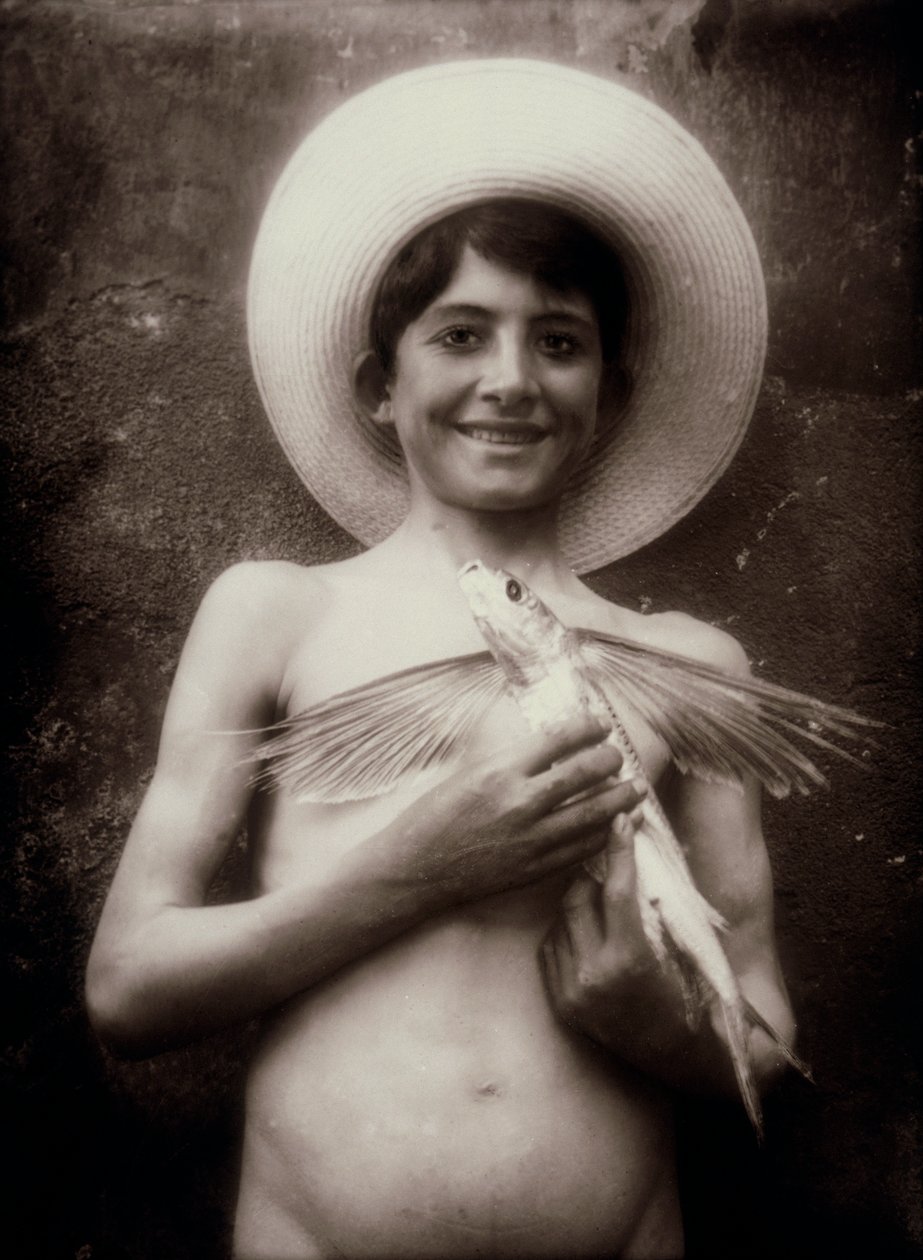 Junger Junge mit fliegendem Fisch, Sizilien, um 1895 von Baron Wilhelm von Gloeden