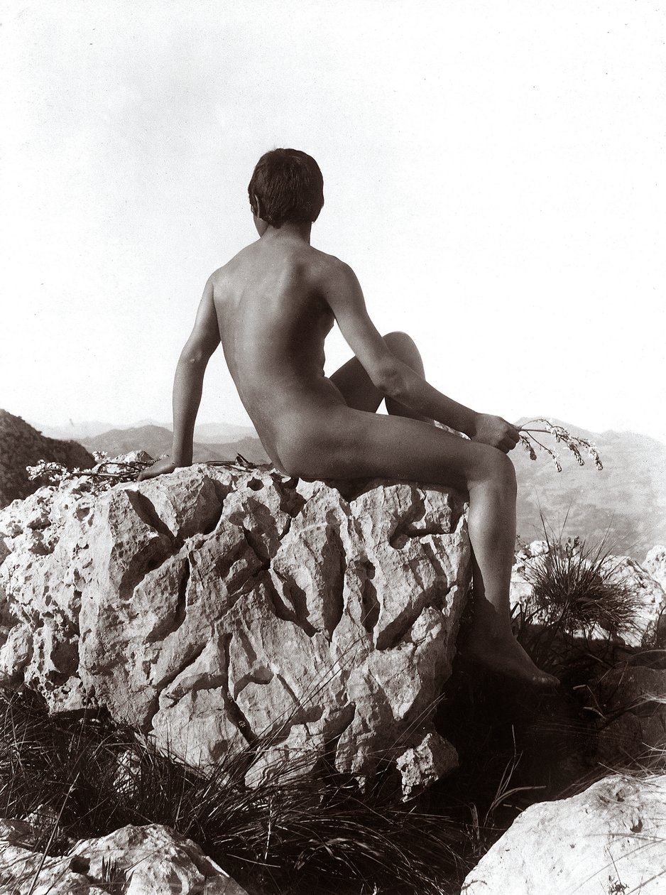 Junger Mann auf einem Felsen posierend von Wilhelm Baron von Gloeden
