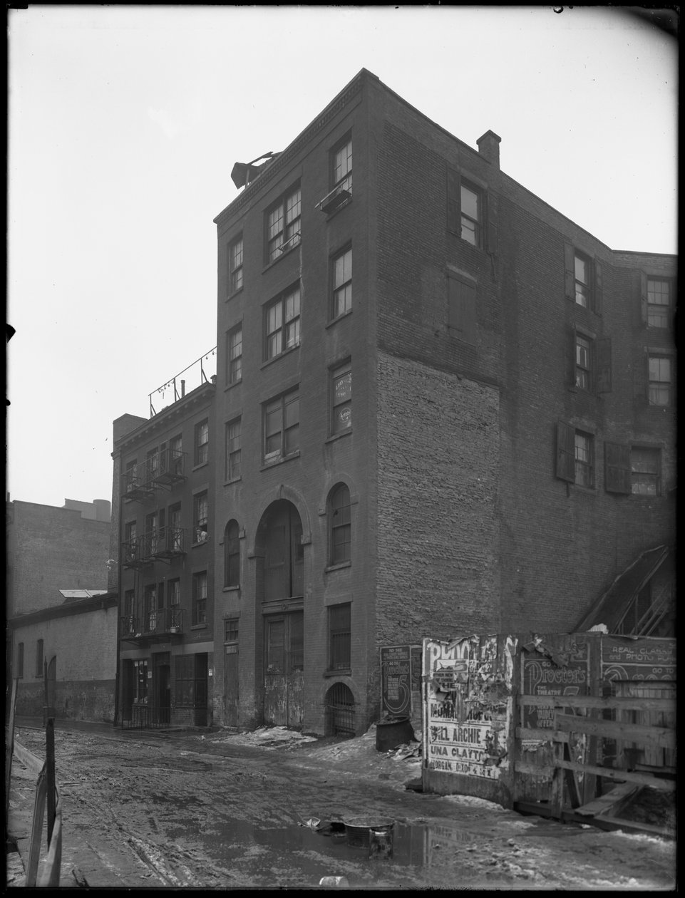63 Downing Street, New York City, 18. Februar 1916 von William Davis Hassler