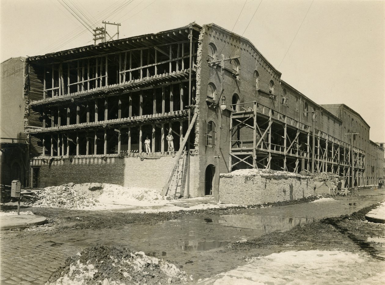 Baustelle, zwei Männer stehen in der offenen Seite eines Lagergebäudes; Robbins und Ripley Ingenieure und Auftragnehmer, 23. März 1916 von William Davis Hassler