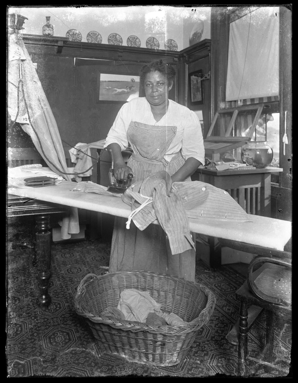 Emma bügelt in der Hassler-Wohnung in der Vermilyea Avenue 150, New York City, 3. Juli 1913 von William Davis Hassler
