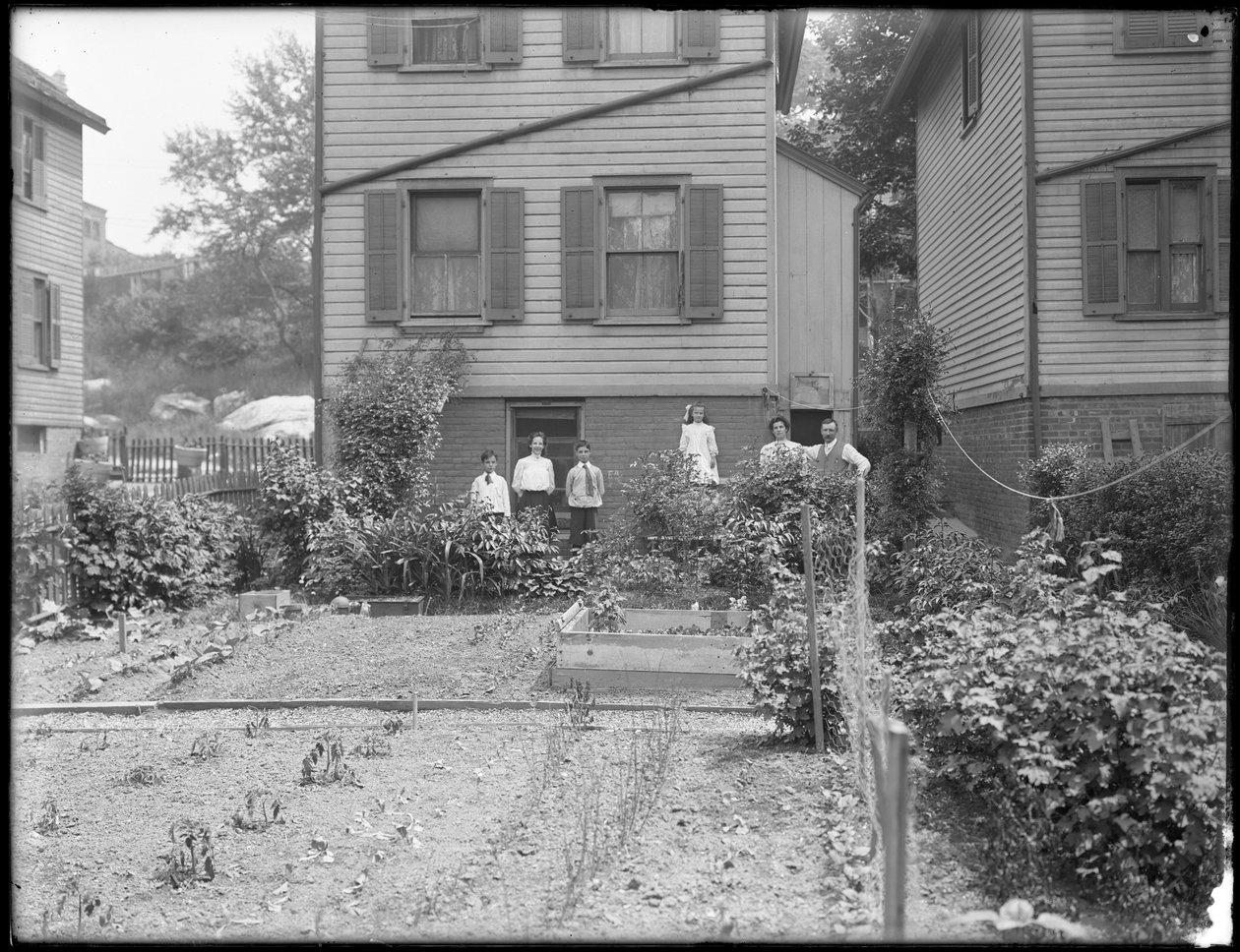 Familie posiert neben ihrem Gemüsegarten im Hinterhof, Inwood, New York, ca. 1910 von William Davis Hassler
