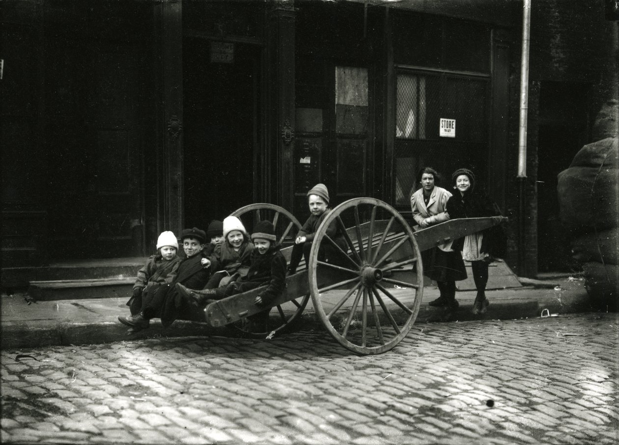 Gruppe von Kindern im Wagen, mit Mädchen und Frau dahinter, ca. 1910-21 von William Davis Hassler