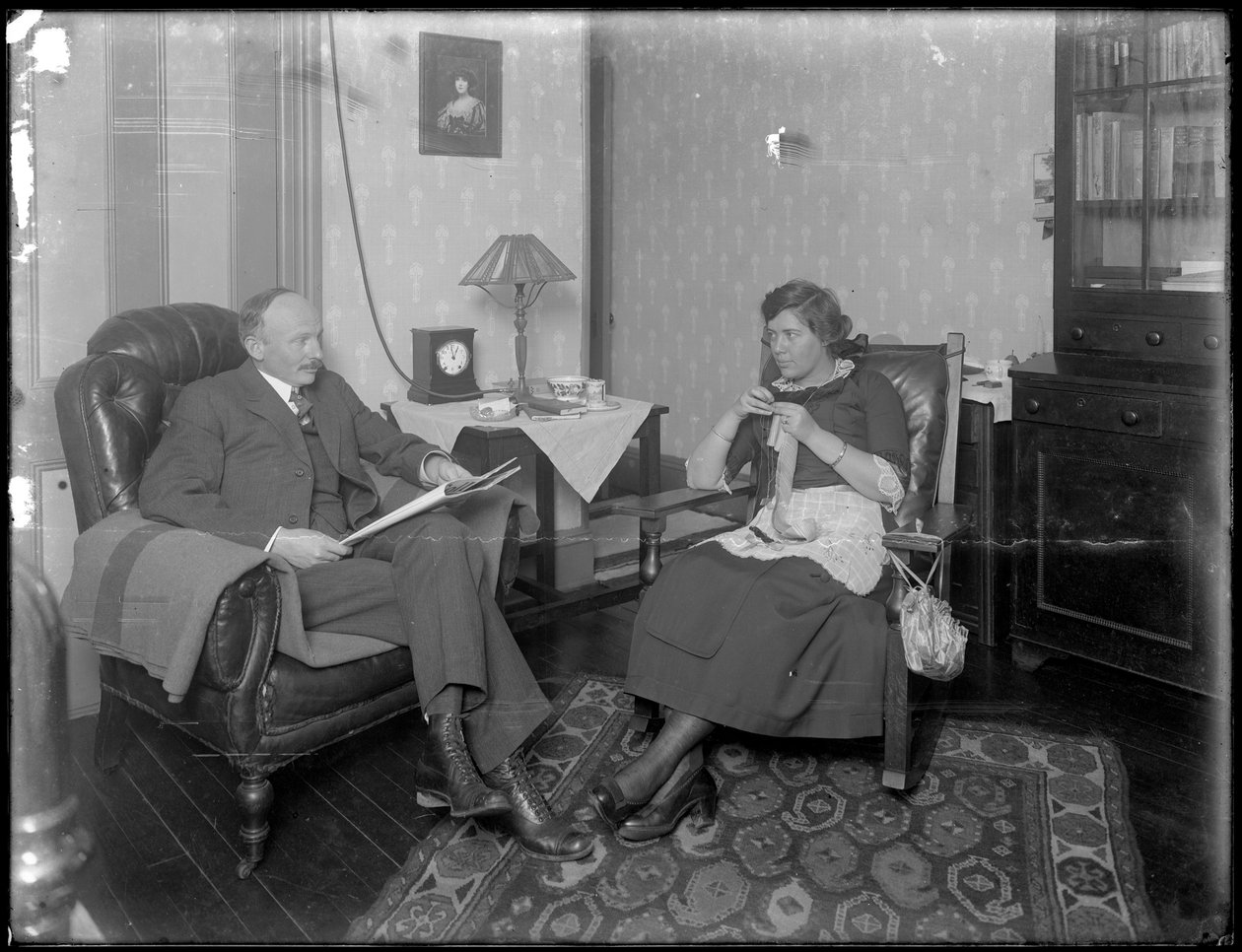 Mr. und Mrs. Austin Norris in einem nicht identifizierten Wohnzimmer, ca. 1912 von William Davis Hassler