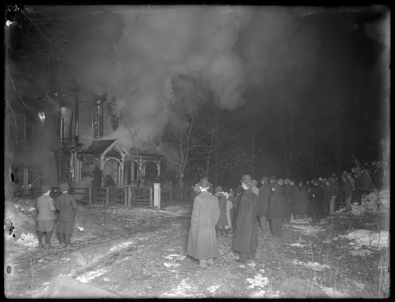 Prescott Cottage Feuer bei Nacht, Inwood Hill, 1914 von William Davis Hassler