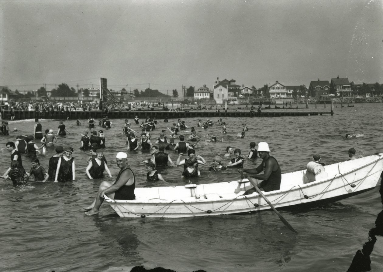Ruderboot und Schwimmer im Wasser, Coney Island, ca. 1910-21 von William Davis Hassler