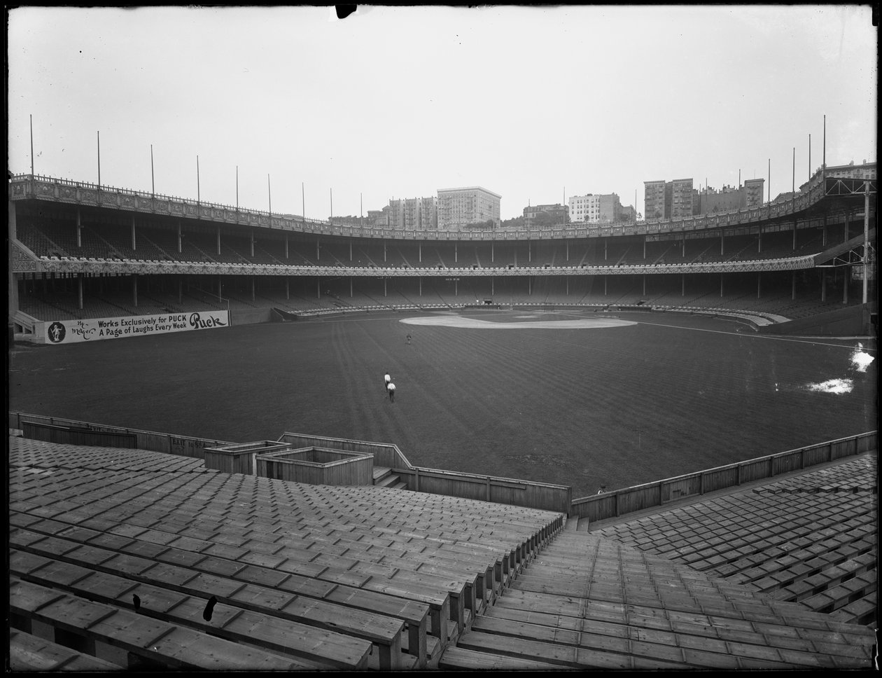 Blick auf die Polo Grounds von den Tribünen zum Spielfeld und zur Haupttribüne, New York, 3. Juli 1914 von William Davis Hassler