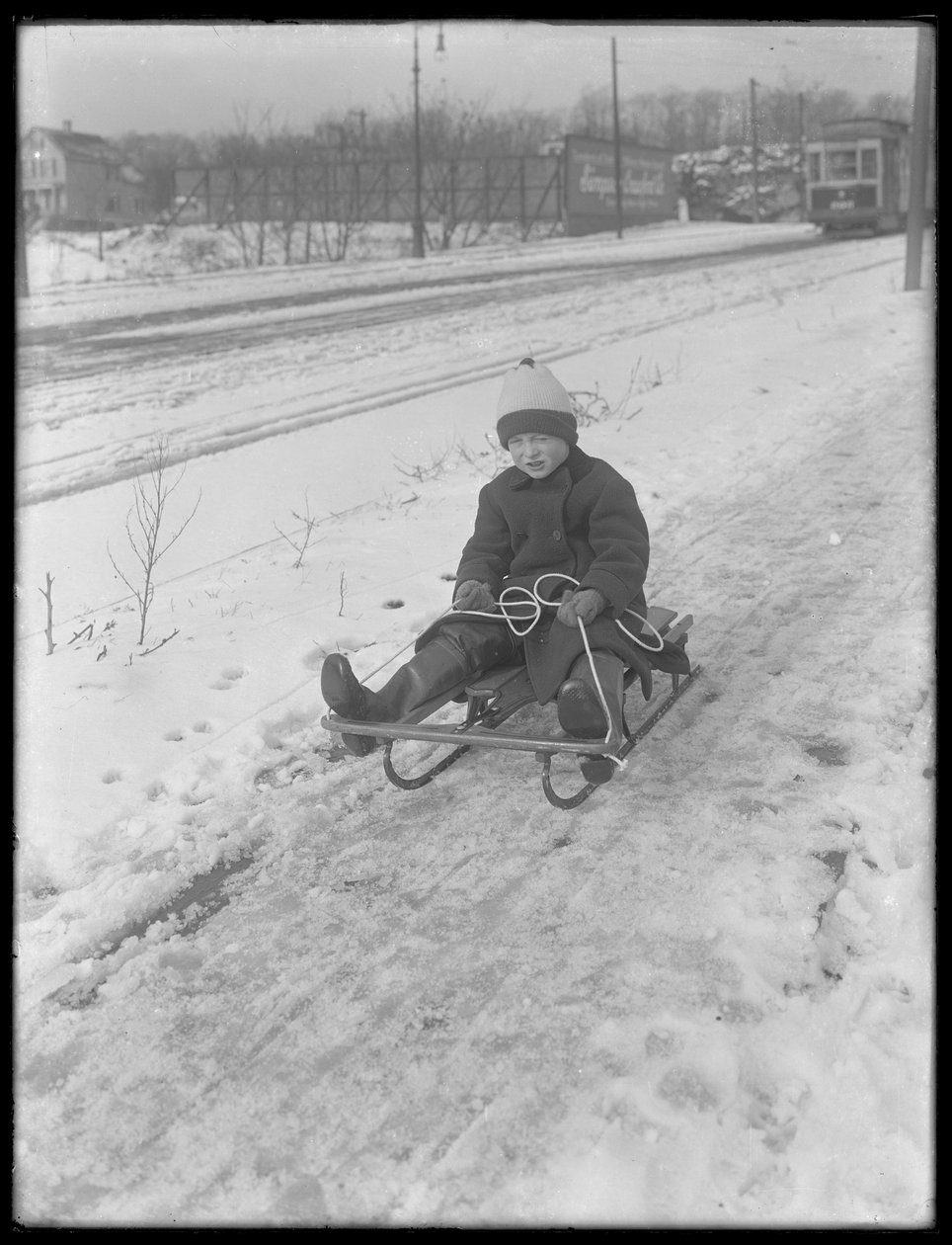 William Gray Hassler mit seinem neuen Schlitten, um 1912 von William Davis Hassler