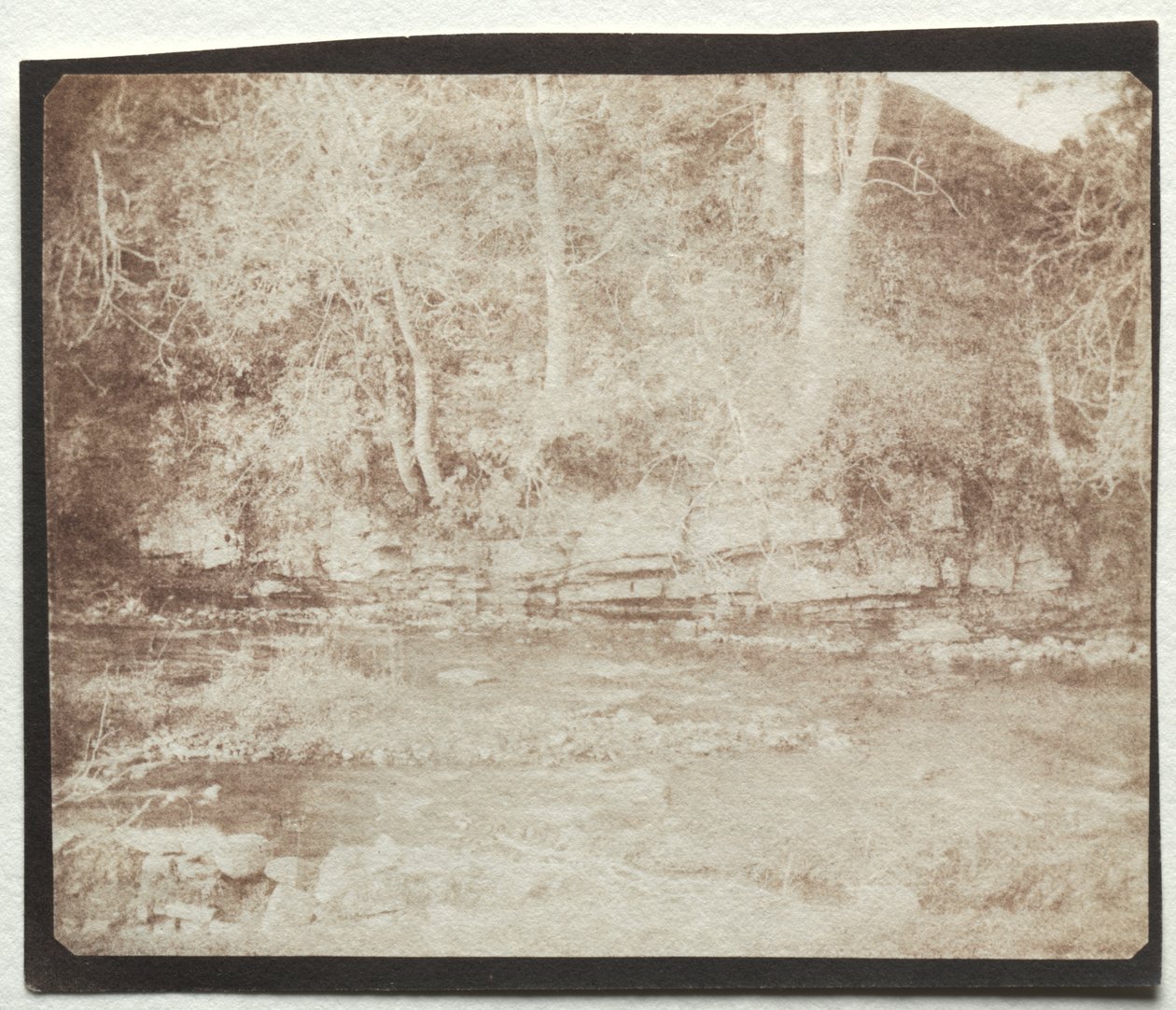 Ein Bergbach, der am Fuße von Doune Castle fließt von William Henry Fox Talbot