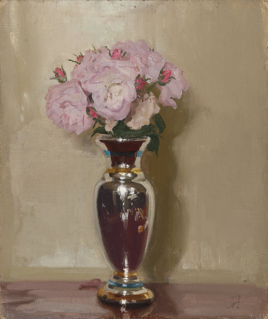 Rosa Rosen in einer Silberglanzvase von William Nicholson