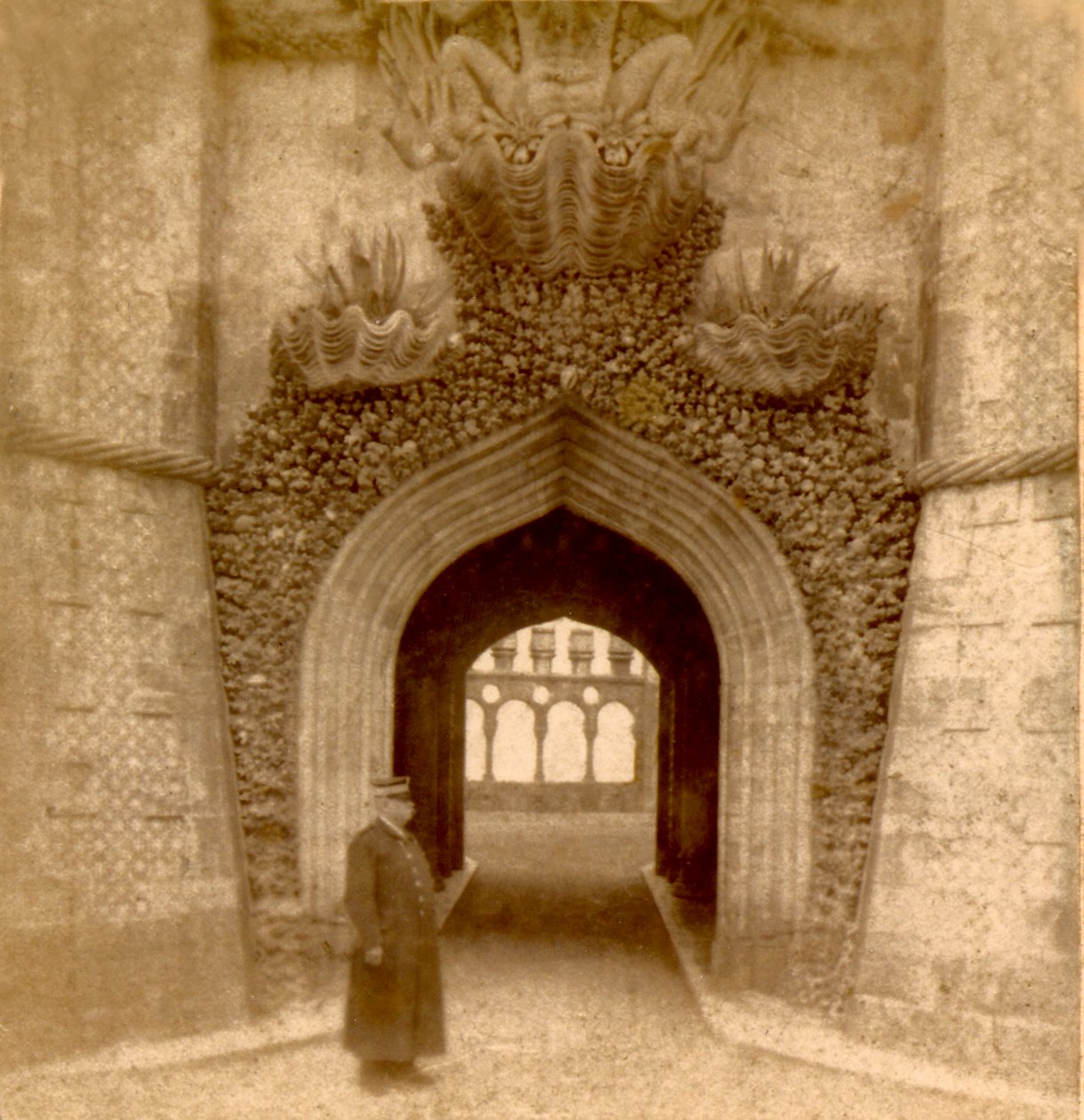 Wache vor dem Eingang zum Palast von Pena (Palácio da Pena), Sintra, Lissabon, Portugal ca. 1888 von Frederick (attr. to) Barnard