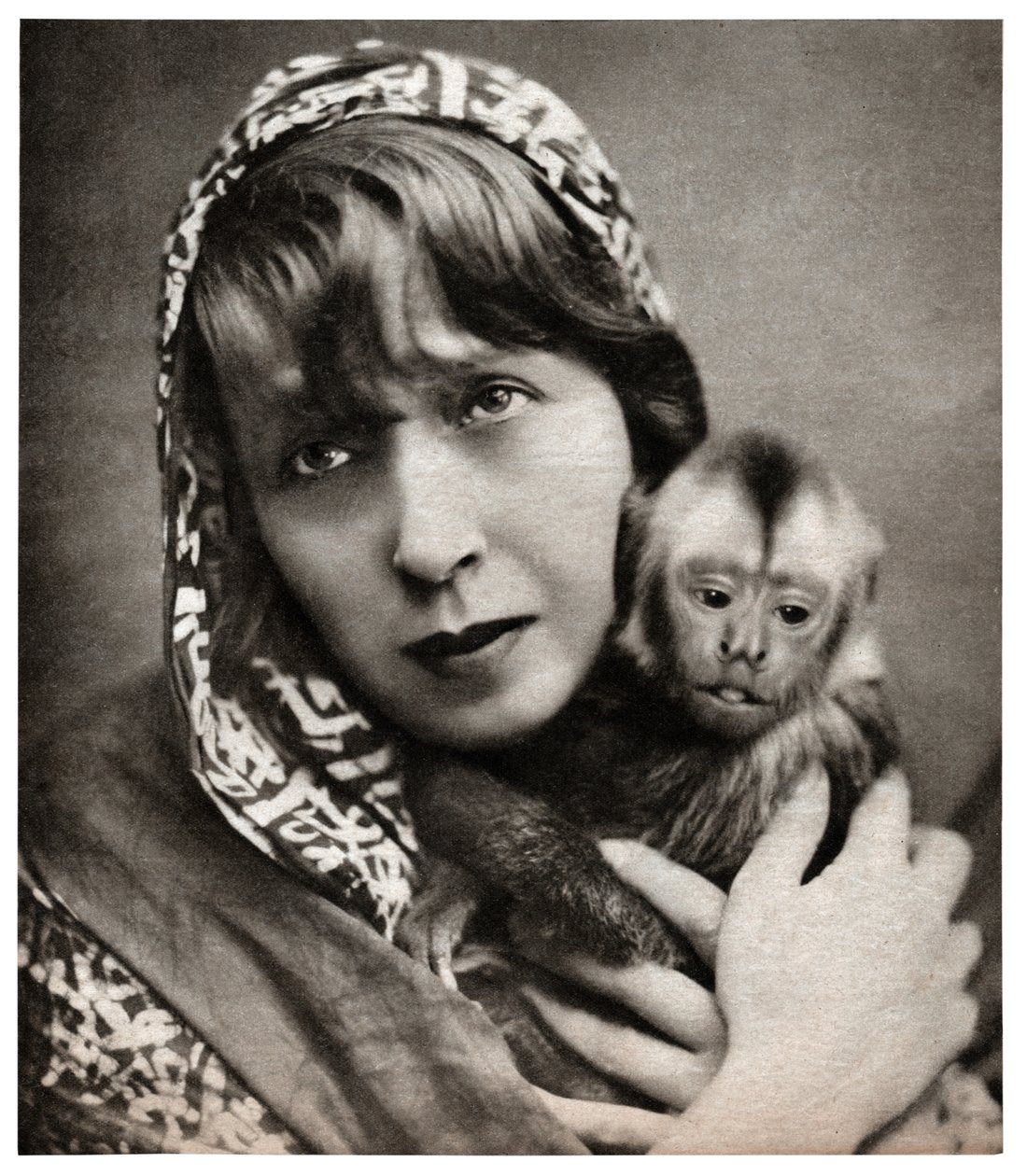 Mistinguett mit einem kleinen Affen von . .