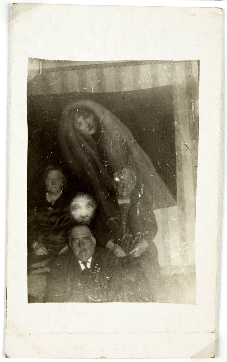 Paranormales Phänomen: Porträt von drei alten Personen, der Geist einer Frau, die hinter ihnen erscheint, ca. 1920 (Fotografie von William Hope) von Frederick (attr. to) Barnard