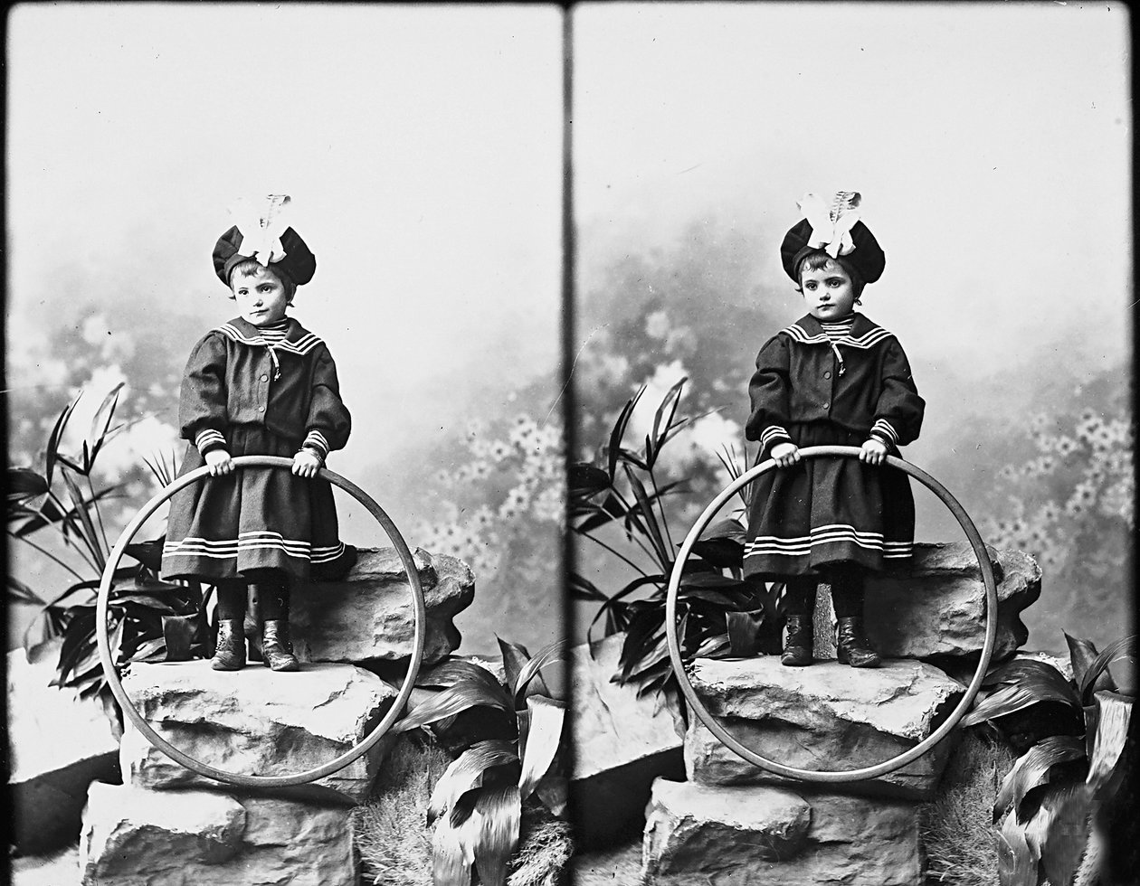 Porträt eines Mädchens in Matrosenkleidung (stereoskopisches Foto) von Henry Charles Fehr