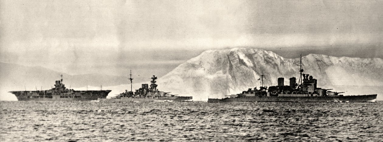 Schiffe HMS Ark Royal, HMS Malaya und HMS Renown verlassen ihre Basis in Gibraltar, ca. 1940 von . .
