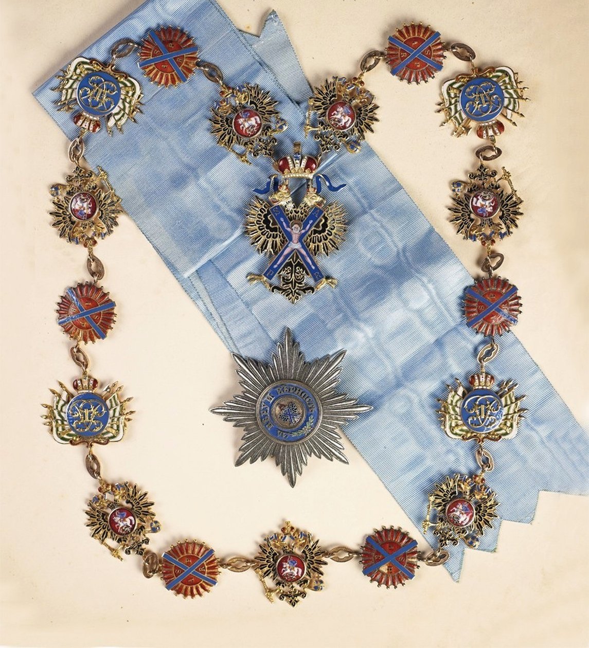Die Insignien des Ordens des Heiligen Andreas des Erstberufenen, zweite Hälfte des 19. Jahrhunderts von decorations and medals Orders