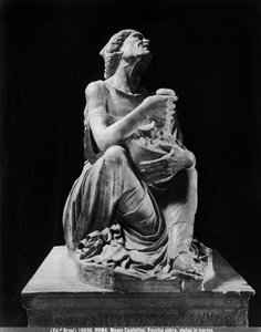 Statue einer alten betrunkenen Frau, die einen Weinschlauch hält