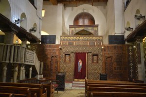 Innenraum der Abo-Serga-Kirche in Alt-Kairo, historische koptisch-orthodoxe Kirche mit Ikonen und hölzerner Ikonostase