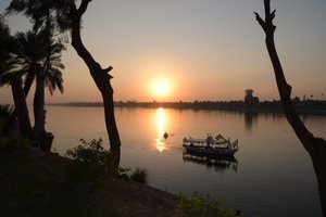 Goldene Sonnenuntergangsreflexionen auf einem ruhigen Fluss von Albert Mansour