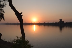 Golden Sunset Reflections on a Tranquil River von Albert Mansour
