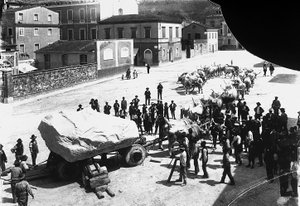Carrara: zahlreiche Ochsen ziehen einen Wagen, der mit einem riesigen Marmorblock aus den Apuanischen Steinbrüchen beladen ist (s/w Foto) von A. Corsini