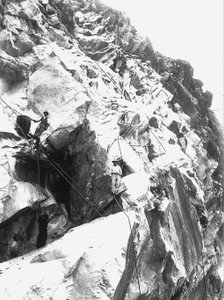 Bagger bei der Arbeit in einem Steinbruch der Firma "Fabbricotti" in Lorano, in den Apuanischen Alpen (s/w Foto) von A. Corsini