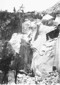 Bagger bei der Arbeit in einem Marmorsteinbruch in den Apuanischen Alpen, Toskana von A. Corsini