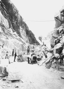 Bagger bei der Arbeit in einem Marmorsteinbruch in den Apuanischen Alpen, Toskana