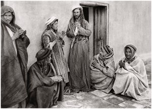 Ein Mullah lehrt einem jungen Mann ein Gebet, Irak, 1925 von A. Kerim
