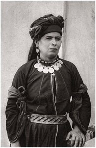 Kurdische Dame in ihrer besten Tracht, Irak, 1925