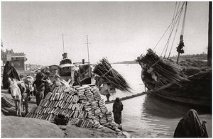 Entladen von Fracht von einem Boot, Muhaila, Bagdad, Irak, 1925 von A. Kerim