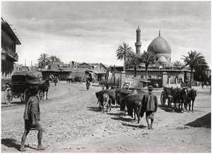 Blick auf eine Straße vom Nordtor, Bagdad, Irak, 1925 von A. Kerim