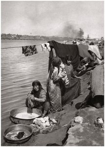 Wäscherinnen am Ufer des Tigris, Bagdad, Irak, 1925 von A. Kerim