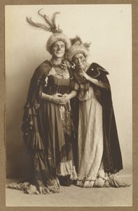 Mann und Frau in Kostümen mit Federhüten