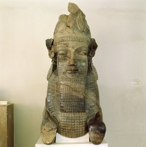 Menschenköpfiges Kapitell, vom Tripylon, Persepolis, Iran, 500-480 v. Chr. von Achaemenid