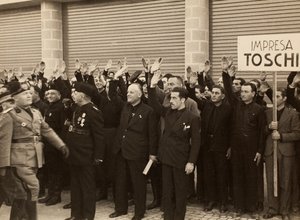 Die Bauarbeiter der Firma Mauro Toschi fu Ulisse grüßen den Duce Benito Mussolini während der Einweihung der Gebäude des Königlichen Flughafens "Fausto Fish" in Bologna, 24/10/1936 von Achille Villani