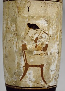 Attische weißgrundige Lekythos, dekoriert mit einer Frau, die eine Kithara spielt (glasierte Terrakotta)