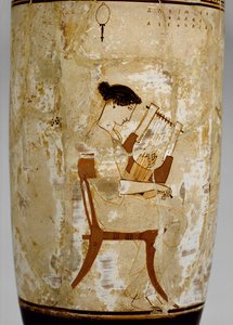 Attische weißgrundige Lekythos mit Bild von Musikerinnen, 5. Jahrhundert v. Chr. von Achilles Painter