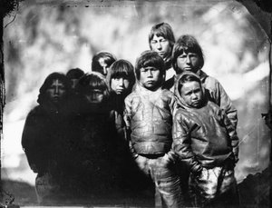 Gruppenporträt von Inuit-Jungen