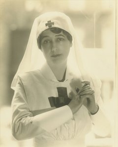 Lady Duff-Gordon als Krankenschwester (Platinabzug) von Adolf de Meyer