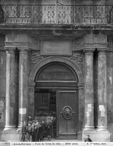 Gruppe von Schuljungen, die das Hôtel de Ville verlassen, ca. 1890-99 von Adolphe Giraudon